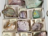 une boîte remplie de différentes sortes de pierres