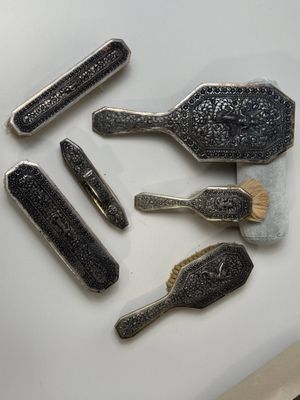tout un tas de brosses à cheveux et de peignes posés sur une table