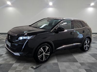 la voiture noire est garée dans le garage sur le sol en damier