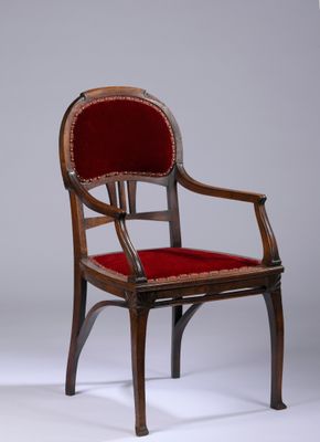 une image représentant une chaise dont l'assise est recouverte d'un tissu rouge, sur fond blanc