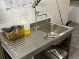 un évier au milieu d'une cuisine, équipé d'un robinet