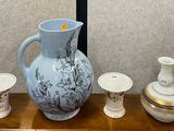 trois vases posés côte à côte sur une étagère
