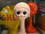 une vitrine contenant une tête de poupée