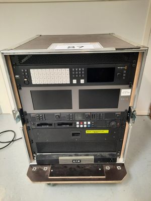 un rack contenant du matériel électronique posé à même le sol