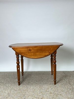 une petite table avec un plateau en bois sur un sol recouvert de moquette