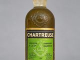 une vieille bouteille de Chartreuse fermée par un bouchon