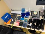 un bureau sur lequel se trouvent de nombreuses fournitures de bureau