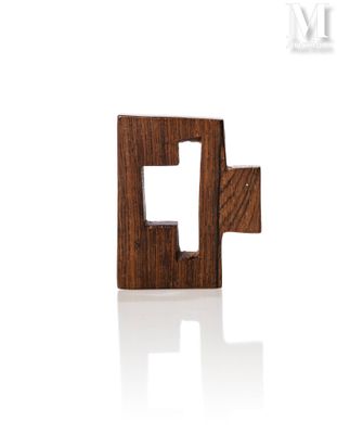 an image of a wooden object with a hole in the middle of it