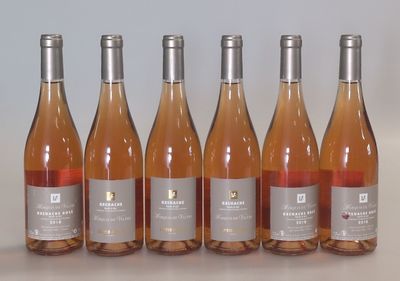 six bouteilles de vin sont alignées sur une table