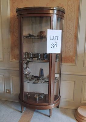 une vitrine en verre dans le coin d'une pièce
