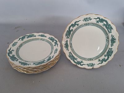 plusieurs assiettes sont empilées sur une table