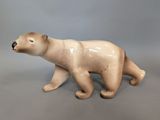 une figurine d'ours polaire en céramique sur fond gris