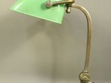une photo d'une lampe de bureau surmontée d'un abat-jour vert