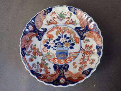 une assiette avec un motif floral sur une table