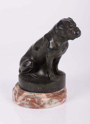 une statue représentant un chien assis sur un socle en marbre