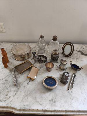une table en marbre sur laquelle sont posés de nombreux objets