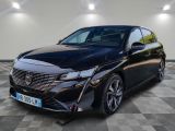 une voiture noire garée dans un garage au sol en damier