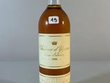 une bouteille de vin posée sur une table