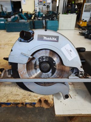 a circular saw sitting on a table in a workshop