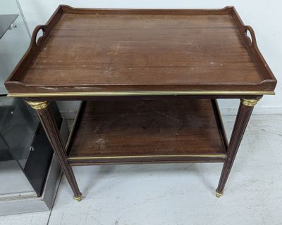 un plateau en bois posé sur une table