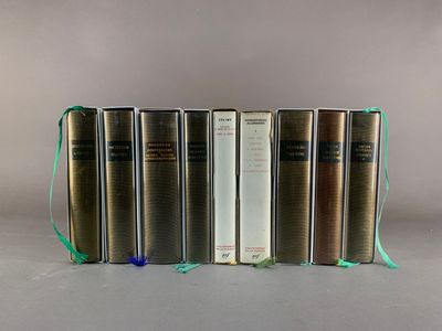plusieurs livres sont alignés sur une surface grise
