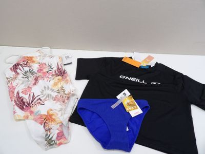 deux sous-vêtements et une chemise posés sur une table blanche