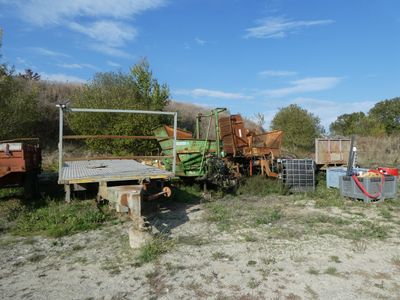 un camion garé à côté d'une pile de bois