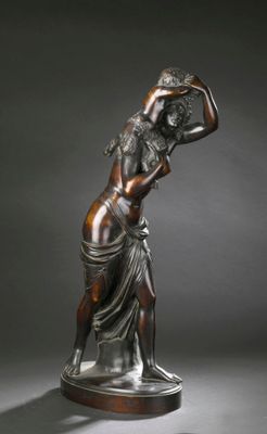 statue en bronze représentant une femme portant un panier sur la tête
