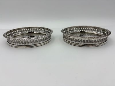 une paire de plateaux en métal argenté