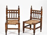 deux chaises en bois avec des assises tressées, sur fond blanc