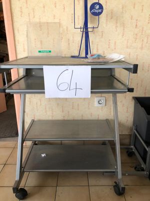 un table d'ordinateur roulante