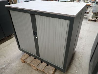 une armoire posée sur une palette dans un entrepôt