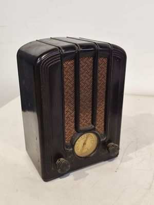 une vieille radio posée sur une table