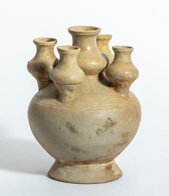 cinq vases empilés les uns sur les autres
