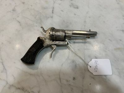 Révolver à broche à 6 coups, entièrement gravé de feuillages…