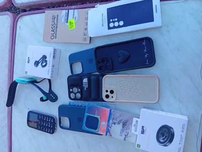 de nombreux téléphones portables posés sur une table