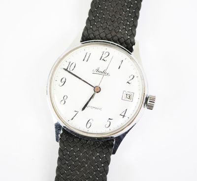 gros plan d'une montre-bracelet sur une surface blanche