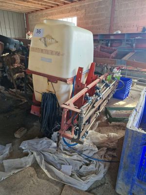 une image d'une machine en train de travailler le bois