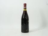 une bouteille de vin posée sur une table