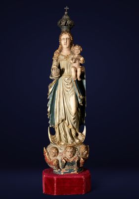 une statue ancienne de la Vierge de Guadalupe, coiffée d'une couronne