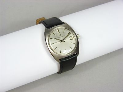 une montre posée sur une serviette de table