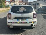 une petite voiture blanche garée sur le bord de la route