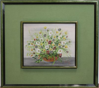 tableau représentant un vase de fleurs dans un cadre vert accroché au mur