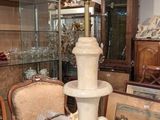 une lampe posée sur une table dans une pièce