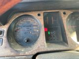 un gros plan sur le tableau de bord d'une voiture avec un compteur de vitesse