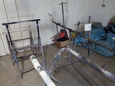 deux chaises et une échelle dans un garage
