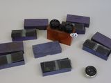 tout un tas de petits appareils photo posés sur une table