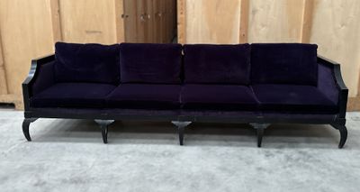 un canapé violet qui se trouve dans une pièce