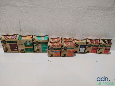 quatre paquets de café sont posés les uns à côté des autres sur un comptoir