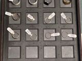une photo d'une vitrine contenant de nombreuses bagues différentes